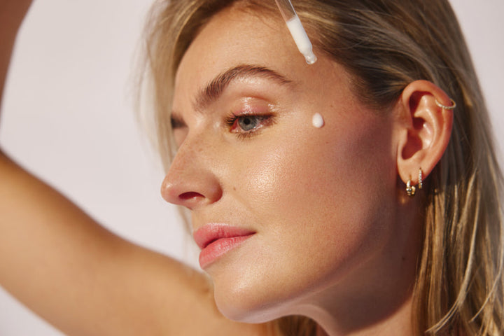 Hyaluronzuur, niacinamide en vitamine C: het ultieme trio voor een stralende zomerhuid